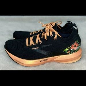 Limited Edition Brooks levitate 3 Tropical Floral Size 8.